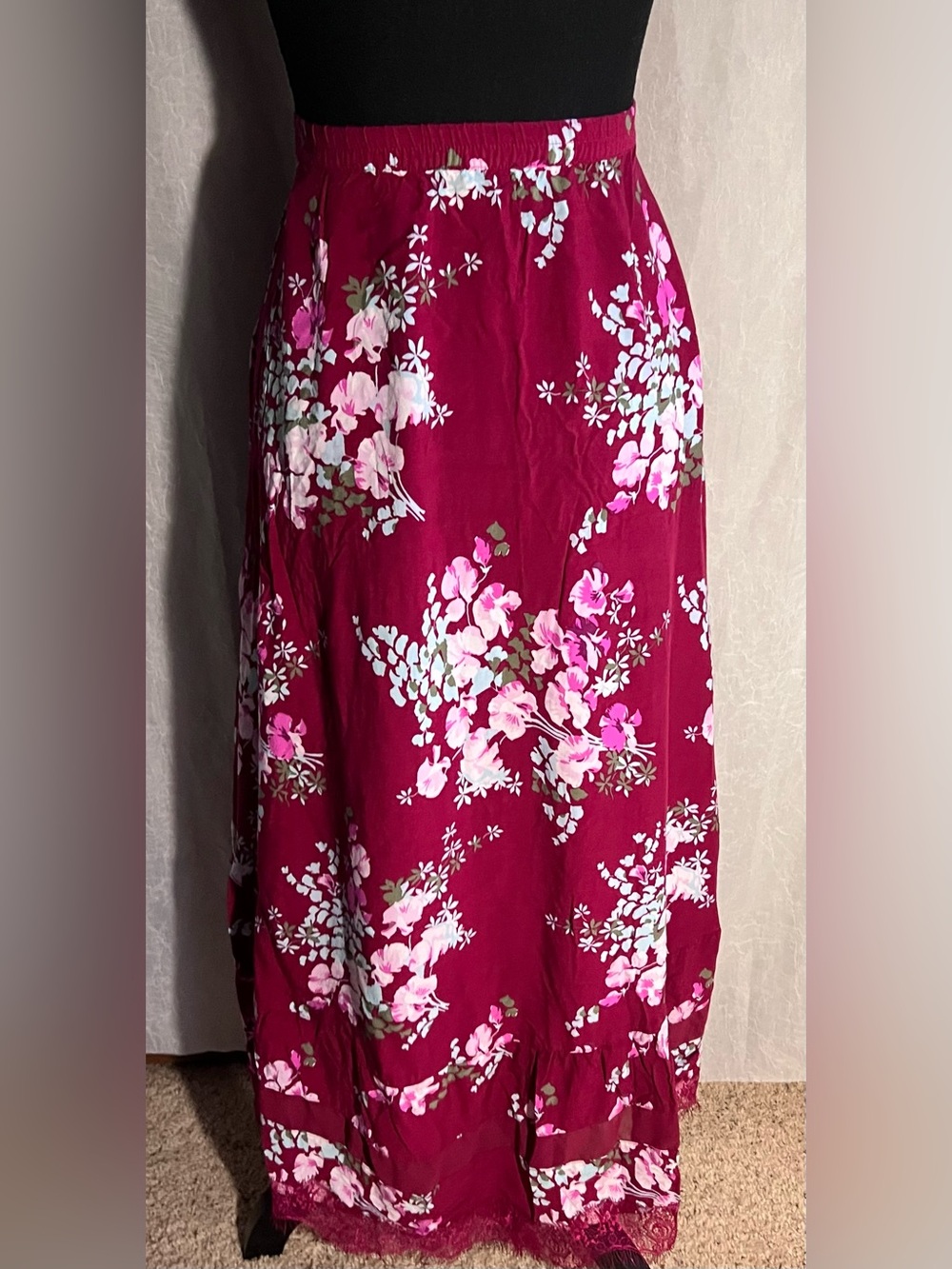 Express Floral High-Low Lace-Hem Skirt in Wine and Pink - Picture 2 of 7